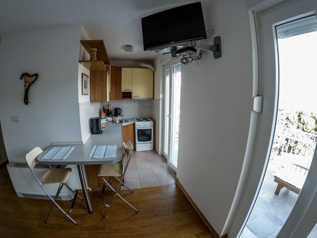 Apartments Car Kampor Bilik gambar
